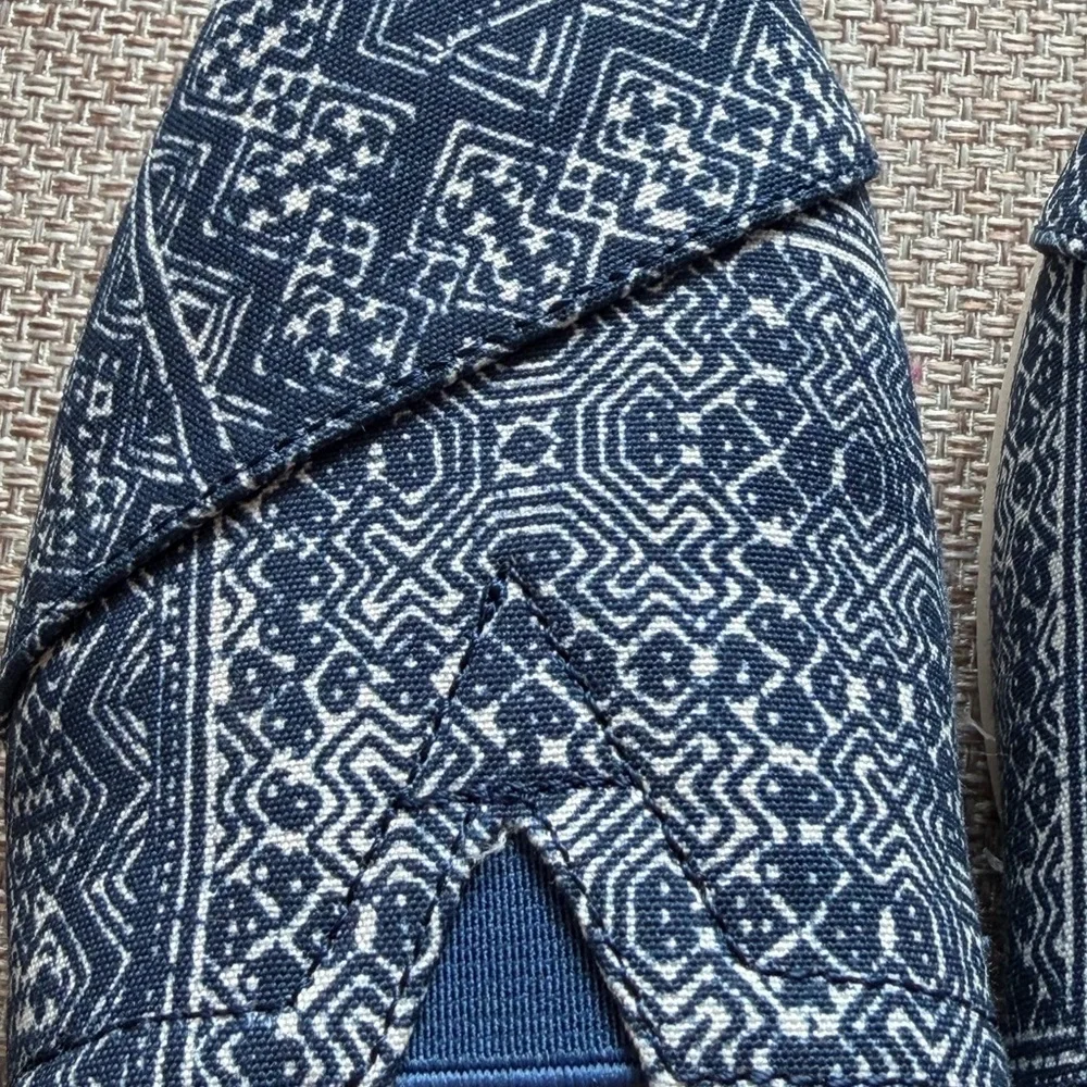 NWT TOMS Women’s Alpargata indigo Floral Hmong print Shoes Sz 7.5 - Picture 9 of 10